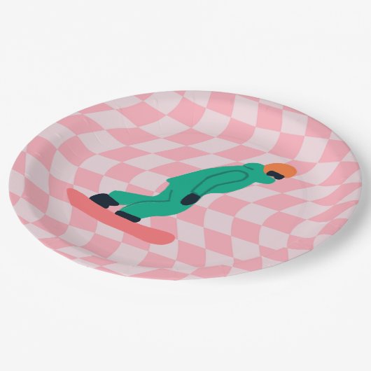 Freeride Snowboarder Grüner Anzug Schachrosa Pappteller (Schrägansicht)