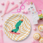 Freeride Snowboarder in grünem Anzug Checkered Pappteller (Party)