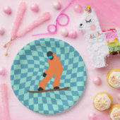 Freeride Snowboarder in Orange Anzug Checkered Pappteller (Party)