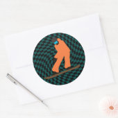 Freeride Snowboarder in Orange Anzug Checkered Runder Aufkleber (Umschlag)