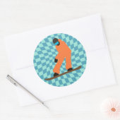 Freeride Snowboarder in Orange Anzug Checkered Runder Aufkleber (Umschlag)