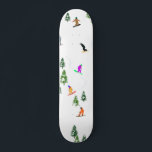 Freeride Snowboarder Snowboarden Illustration Skateboard<br><div class="desc">Coole skurrile Illustrationskunst von bunten Snowboardern,  Snowboarden in Bergen zwischen Kiefer,  Fichten,  Tannen auf frischem Schneemulver. Snowboard und Weihnachtssport in einem Winterwald. Snowboarder Geschenke. Weihnachtsdekor zum Snowboarden.</div>