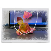 Freesia Blume auf der Tastatur Große Geschenktüte (Vorderseite)