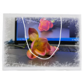 Freesia Blume auf der Tastatur Große Geschenktüte (Rückseite)