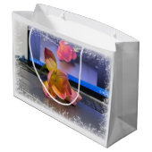 Freesia Blume auf der Tastatur Große Geschenktüte (Rückseite Schrägansicht)