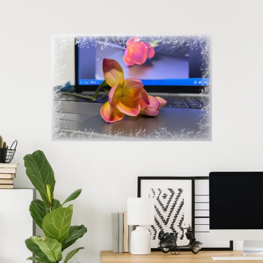 Freesia Blume auf der Tastatur Poster (Heimbüro)