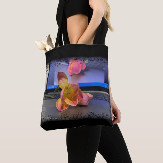 Freesia Blume auf der Tastatur Tasche (Von Nahem)