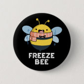 Freeze Bee Funny Insect Bug Pun Dark BG Button (Vorderseite)