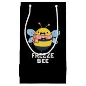 Freeze Bee Funny Insect Bug Pun Dark BG Kleine Geschenktüte (Vorderseite)