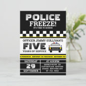Freeze! Polizeibeamte Birthday Party Einladung (Stehend Vorderseite)
