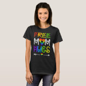 Freie Mama Hugs Pride Rainbow Gay Pride T-Shirt (Vorne ganz)