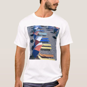 Freie Stühle auf Strand T-Shirt