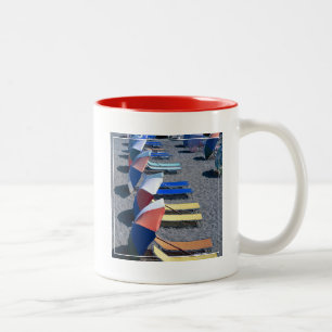 Freie Stühle auf Strand Zweifarbige Tasse