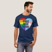 Freier Mama Hugs Gay Pride Gift Transgender Flag T-Shirt (Vorne ganz)
