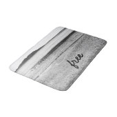 Freier Sandstrand in Schwarz und Weiß Badematte (Schrägansicht)