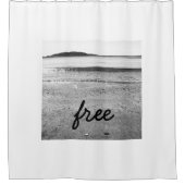 Freier Sandstrand in Schwarz und Weiß Duschvorhang (Vorderseite)