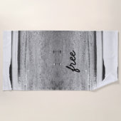 Freier Sandstrand in Schwarz und Weiß Strandtuch (Vorderseite)