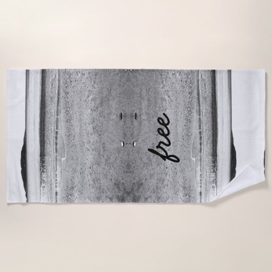 Freier Sandstrand in Schwarz und Weiß Strandtuch (Vorderseite)