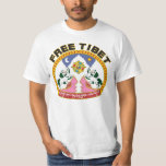Freies Tibet-Flaggen-Logo T-Shirt<br><div class="desc">Freies Tibet ist eine Kampagne, zum des chinesischen Beruf von Tibet zu beenden und der grundlegenden Menschenrechte zu den tibetanischen Leuten wieder herzustellen. Dieser FREIE TIBET-Entwurf wurde unter Verwendung der Symbole der tibetanischen Flagge geschaffen. Die Tibetanerflaggenfarben zusammen mit einem zusammenpassenden Paar Schneelöwen, das drei farbige Juwel stellt die drei Obersten...</div>