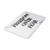 Freiheit über Angst Badematte (Schrägansicht)