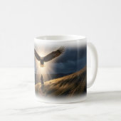 Freiheitsadler über windgepeitschten Hügeln Tasse (VorderseiteRechts)