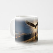 Freiheitsadler über windgepeitschten Hügeln Tasse (Vorderseite Links)