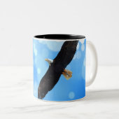 Freiheitsadlerfliegen im Himmel Zweifarbige Tasse (VorderseiteRechts)