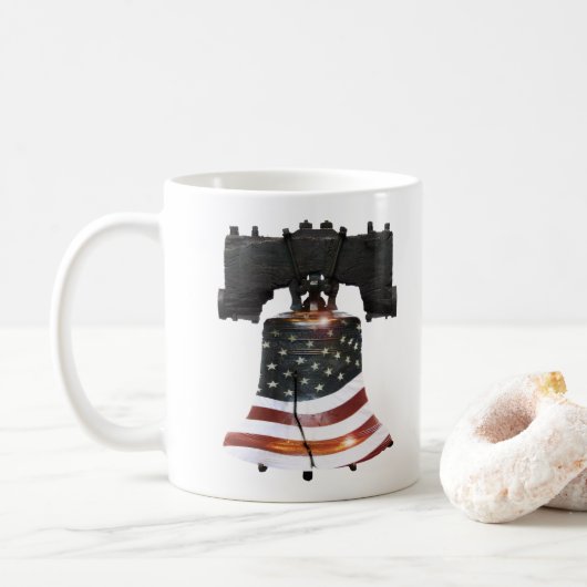 Freiheitsglocke mit amerikanischer Flagge Kaffeetasse (Mit Donut)