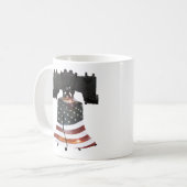 Freiheitsglocke mit amerikanischer Flagge Kaffeetasse (Vorderseite Links)
