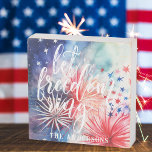 Freiheitsring gelassen | Amerikanische Unabhängigk Holzkisten Schild<br><div class="desc">Design zeigt "Freedom Ring Lass" in angesagten Schriftzeichen auf einem Aquarellhintergrund. Fügen Sie Ihrem Amerikanische Unabhängigkeitstag in diesem Jahr eine individuelle Touch mit unserem festlichen und patriotischen personalisierten Dekor hinzu. Diese sind auch ein großartiges Geschenk für neue Hausbesitzer. Die Leute am Unabhängigkeitstag erinnern an ein köstliches smorgasbordes, buntes Feuerwerk, Karnevalsspiele,...</div>