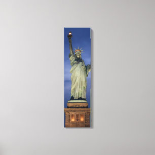 Freiheitsstatue auf einer vertikalen nächtlichen L Leinwanddruck
