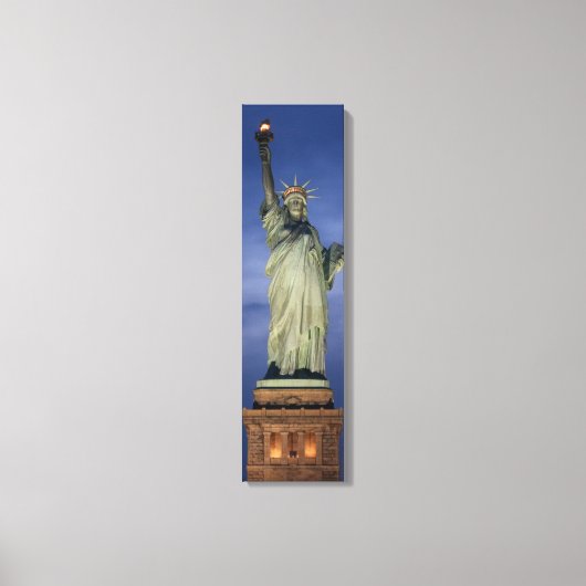 Freiheitsstatue auf einer vertikalen nächtlichen L Leinwanddruck (Vorderseite)