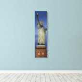 Freiheitsstatue auf einer vertikalen nächtlichen L Leinwanddruck (Insitu (Holzboden))