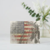 Freiheitsstatue auf Vintager amerikanischer Flagge Postkarte (Stehend Vorderseite)