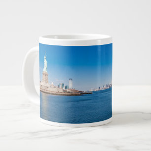 Freiheitsstatue, den Hudson und Manhattan Jumbo-Tasse