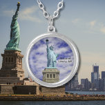 Freiheitsstatue, Ellis Island, New York Versilberte Kette<br><div class="desc">Freiheitsstatue auf Ellis Island als Teil des New Yorker Stadtteils New York. Designed by Frédéric Bartholdi und gewidmet am 28. Oktober 1886. Die Statue, die den Staaten von den Franzosen geschenkt wurde, ist von einer betrunkenen Gestalt, die Libertas, die römische Göttin der Freiheit, repräsentiert. Das sieht bei jedem Produkt gut...</div>