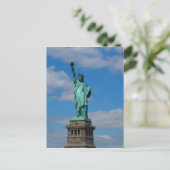 Freiheitsstatue gegen einen blauen Himmel Postkarte (Stehend Vorderseite)