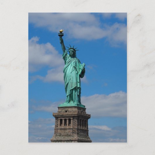 Freiheitsstatue gegen einen blauen Himmel Postkarte (Vorderseite)