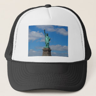 Freiheitsstatue gegen einen blauen Himmel Truckerkappe