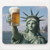 Freiheitsstatue hält Bierkrug hoch Mousepad (Vorne)