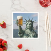 Freiheitsstatue hält Bierkrug hoch Serviette (Beispiel)