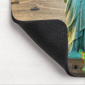 Freiheitsstatue mit Regenbogen-Eiscreme-Kegel Mousepad (Ecke)