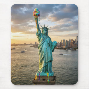 Freiheitsstatue mit Regenbogen-Eiscreme-Kegel Mousepad