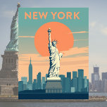 Freiheitsstatue New York City Vintage Travel Postkarte<br><div class="desc">Mit dieser Vintagen Postkarte der Freiheitsstatue in New York City erobern Sie das Wesen von Amerikas berühmtestem Symbol. Mit Blick auf die Skyline der Stadt von der Liberty Island hat Lady Liberty Millionen von Reisenden in das Land der Möglichkeiten empfangen. Mit seinem Retro-Design und den klassischen Farben ist diese Postkarte...</div>