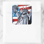 Freiheitsstatue und amerikanische Flagge Quadratischer Aufkleber (Tasche)
