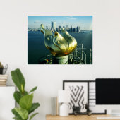 Freiheitsstatue und Skyline von Manhattan Poster (Heimbüro)