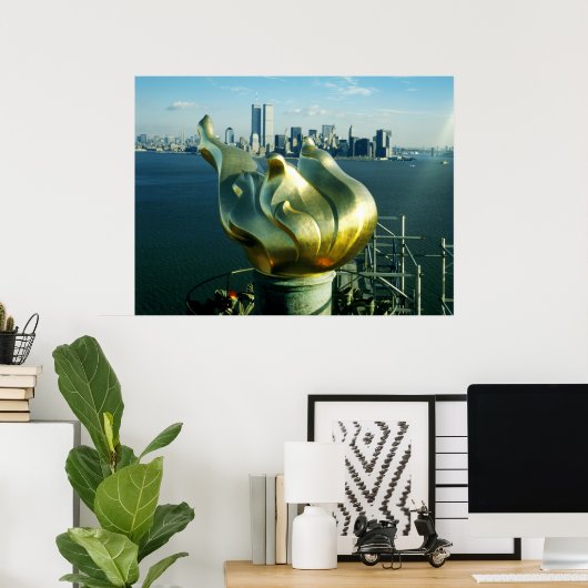 Freiheitsstatue und Skyline von Manhattan Poster (Heimbüro)