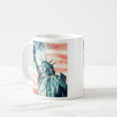 Freiheitsstatue unter amerikanischer Flagge Kaffeetasse (Vorderseite Links)