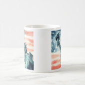 Freiheitsstatue unter amerikanischer Flagge Kaffeetasse (Mittel)