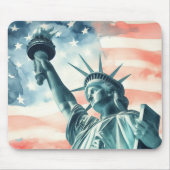 Freiheitsstatue unter amerikanischer Flagge Mousepad (Vorne)
